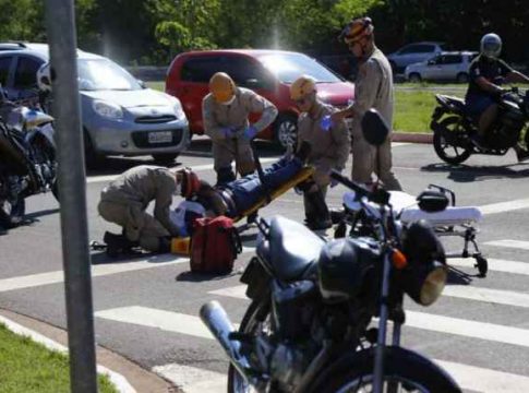 Motorista não consegue desviar e colide em moto após caminhão ficar sem freio