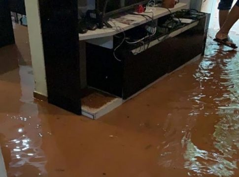 Chuvas causam danos em 53 ruas e prefeitura decreta estado de emergência