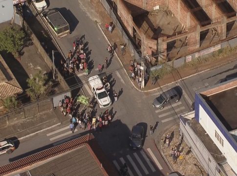 Menina de 5 anos é morta a facadas em porta de escola em MG