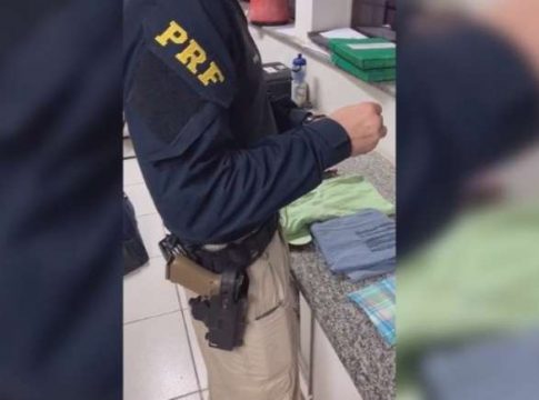 Dois são presos com cocaína dissolvida em peças de roupas