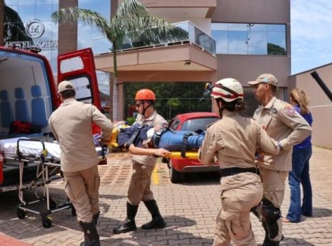 Mulher cai do 5º andar durante limpeza de janela de hotel e sobrevive