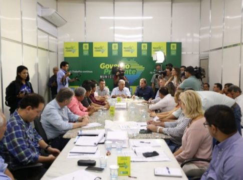 Em reunião com Azambuja, prefeitos pedem pavimentação e fomento ao turismo