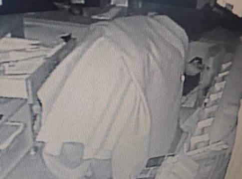 ‘Estava com fome’, ladrão arromba restaurante e é encontrado deitado no chão pelos policiais