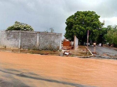 Em meia hora, chuva arranca asfalto, derruba muro de cemitério e invade igreja