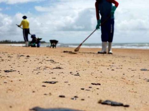 Não há novas manchas de óleo chegando ao litoral, diz governo