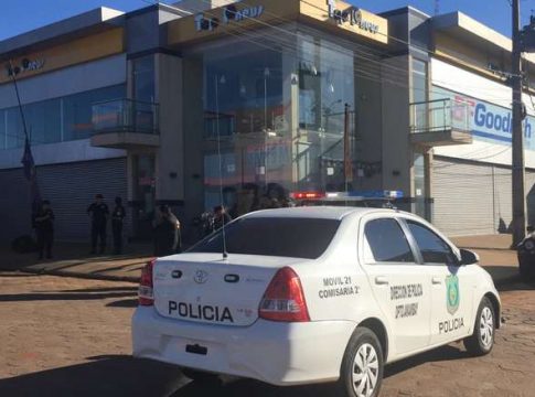 Gerente de loja de pneus é baleado por pistoleiros