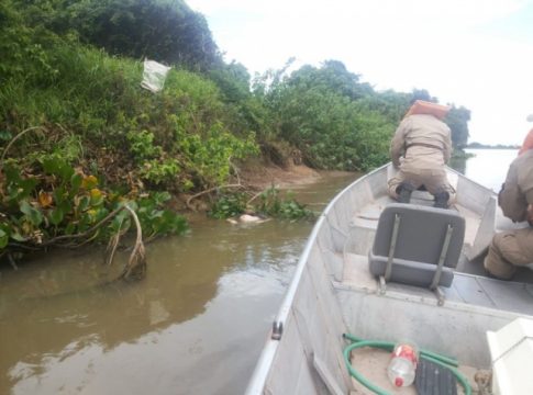 Corpo de colombiano é encontrado com tiros e facadas no Rio Paraguai