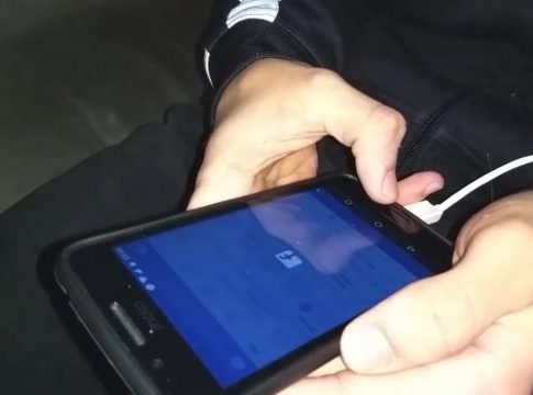 Assentado morre ao levar choque enquanto usava celular ligado à tomada