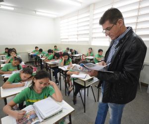 Professores contratados terão que acertar metade da prova