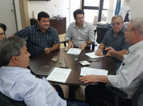 Prefeito Ricardo, vereador Edilson e diretoria do Hospital de Itaquiraí fazem reivindicação na SES
