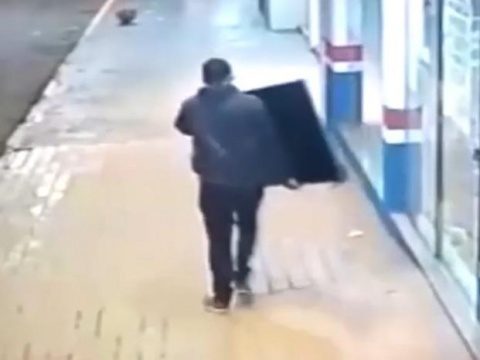 Câmera registra momento em que homem arromba porta de vidro e furta TVs