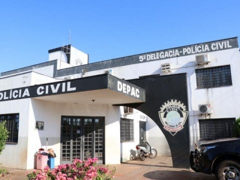 Rapaz finge dormir na rua para escapar da polícia, mas é preso por tráfico