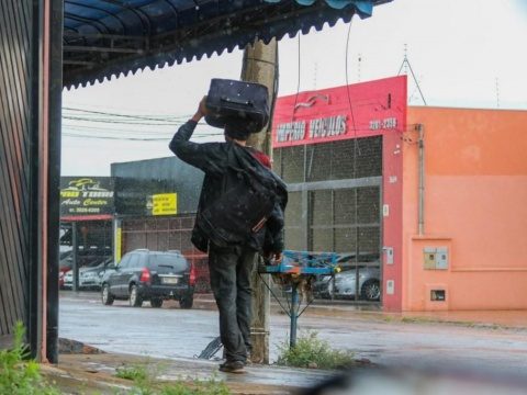 Manhã é de chuva mansa, mas Inmet mantém alerta para tempestade em 57 cidades