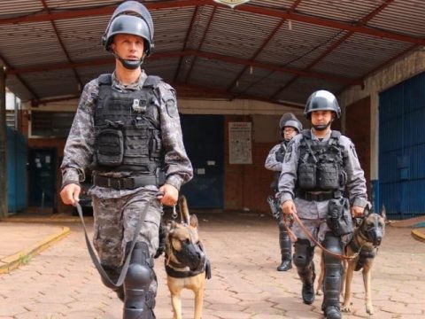 Horas após operação, polícia encontra sacola com celulares ao lado da Máxima