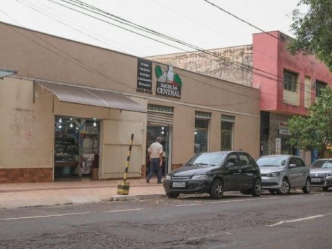 Após tentar assaltar sacolão, bandido é perseguido e atira contra homem