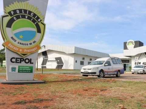 Morador sai para caminhada e encontra feto de 5 meses em calçada