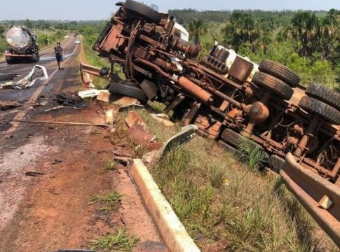 Cinco pessoas ficam feridas em acidente envolvendo três caminhões