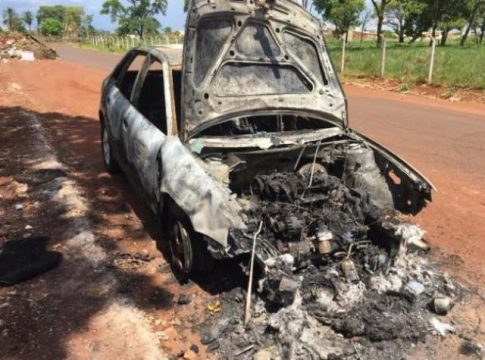 No meio da rua: moradores encontram Audi incendiado no Monte Castelo