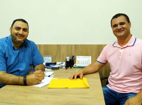 Projetos são protocolados pelo secretário de indústria comércio e Turismo.