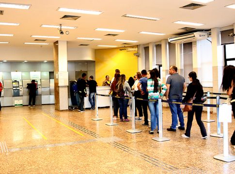 Lei obriga auxílio a idosos e pessoas com deficiência em terminais bancários de autoatendimento