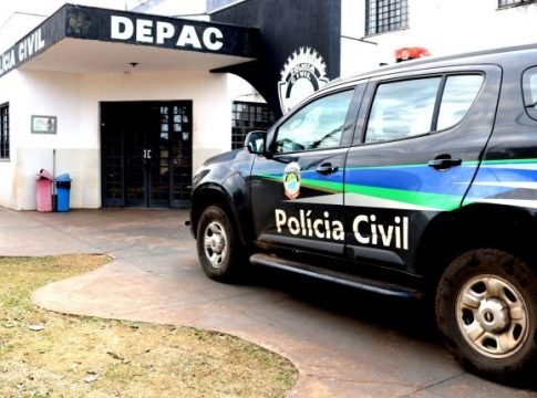 Durante roubo de moto, ladrão atira três vezes e acerta chinelo de criança