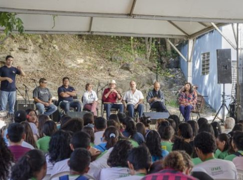 Identidade sul-americana é celebrada no quebra-torto com letras durante o Fasp