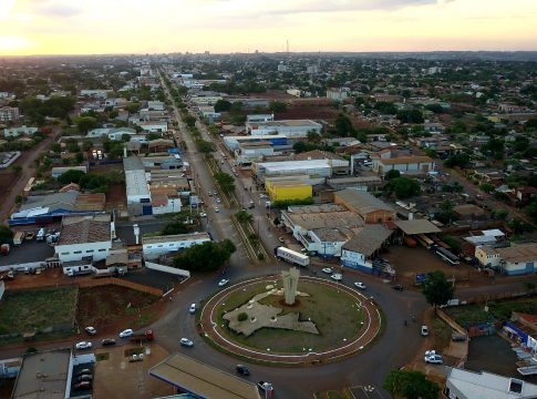 Reinaldo Azambuja encerra Governo Presente com atendimento de 17 prefeitos em Dourados