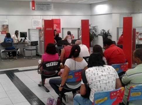 Projeto extingue lei que proibia uso de celular em agências bancárias