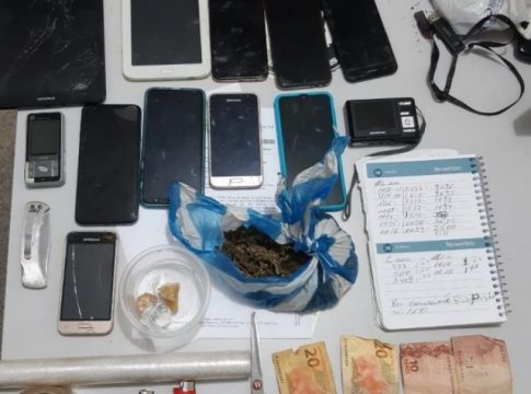 Casal conhecido por vender drogas próximo a escola é preso em flagrante