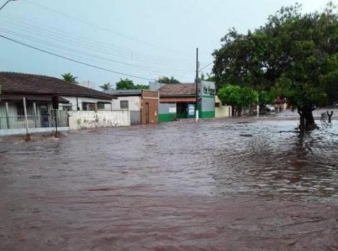Chuva rápida provoca alagamentos e arrasta veículo no interior de MS
