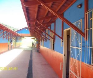 Adolescente com arma e facão ataca alunos em escola; dois são feridos