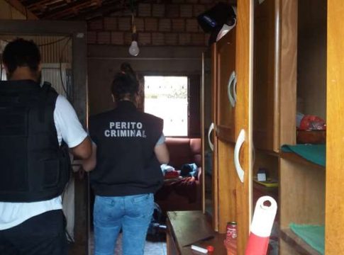 Dupla invade casa e executa morador na frente da filha de 14 anos