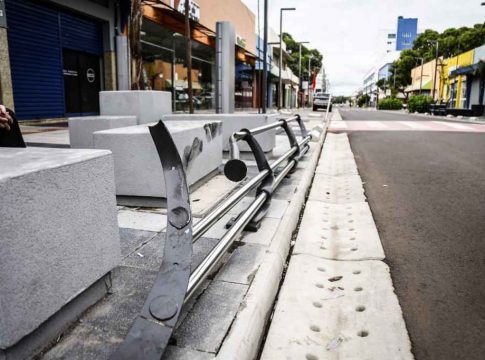Após amanhecer com lixo, é a vez de guard rail aparecer destruído na ‘nova 14’