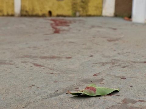 Feridos a facadas e pauladas, homem e travesti pedem socorro em quartel