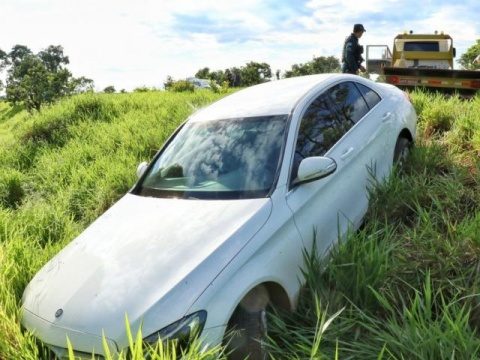 Dupla faz família refém e abandonam Mercedes roubadas durante fuga