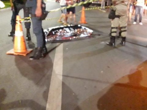Motorista de carro bate em moto com três ocupantes, mata condutor e foge