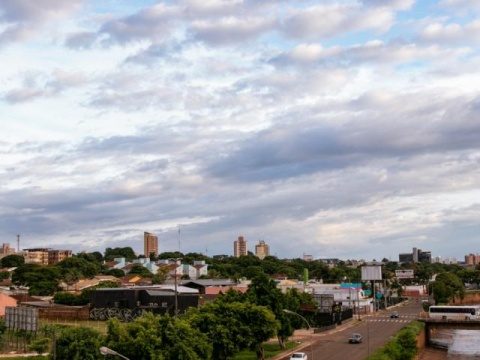 Semana começa com céu parcialmente nublado e chuva em MS