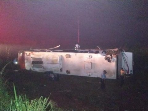 Ônibus cai em ribanceira, capota e 24 pessoas ficam feridas na BR-463