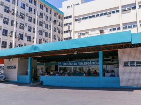 Armados, homens invadem residência e atiram contra morador