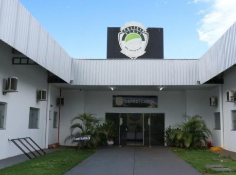 Ladrão arromba portão, invade casa de policial federal e furta pistola