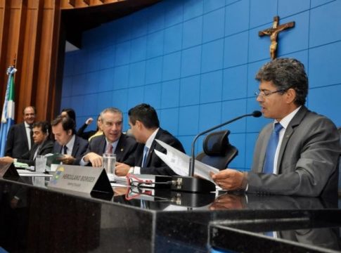 Deputados votam orçamento e planejamento da gestão até 2023