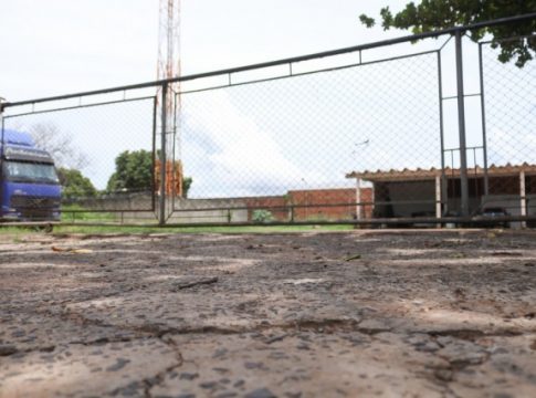 Idoso perde o dedo da mão esquerda após se cortar com serra elétrica
