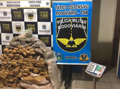Veículo com maconha fura bloqueio policial e capota