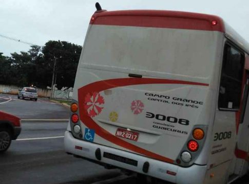 Susto e dor: ônibus ‘rampa’ quebra-molas e passageiros saem gemendo