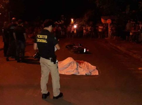Professora morre ao ser atropelada por carreta em MS