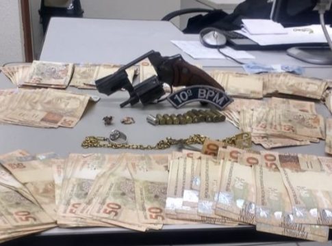 Família diz que foi ameaçada pelo PCC e acaba presa com arma e R$ 13 mil