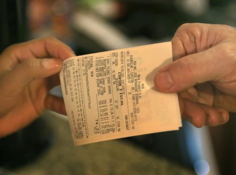 CPF na nota? Confira detalhes do programa que vai sortear R$ 300 mil por mês a consumidores