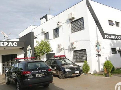 Motorista é rendido em semáforo, fica refém de travestis e tem R$ 3,3 mil roubados