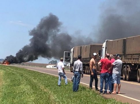 Helicóptero da PM ajuda nas buscas a assaltantes de carro-forte