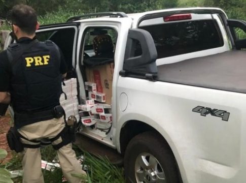 Após perseguição, motorista abandona carro com mais de 32 mil maços de cigarros